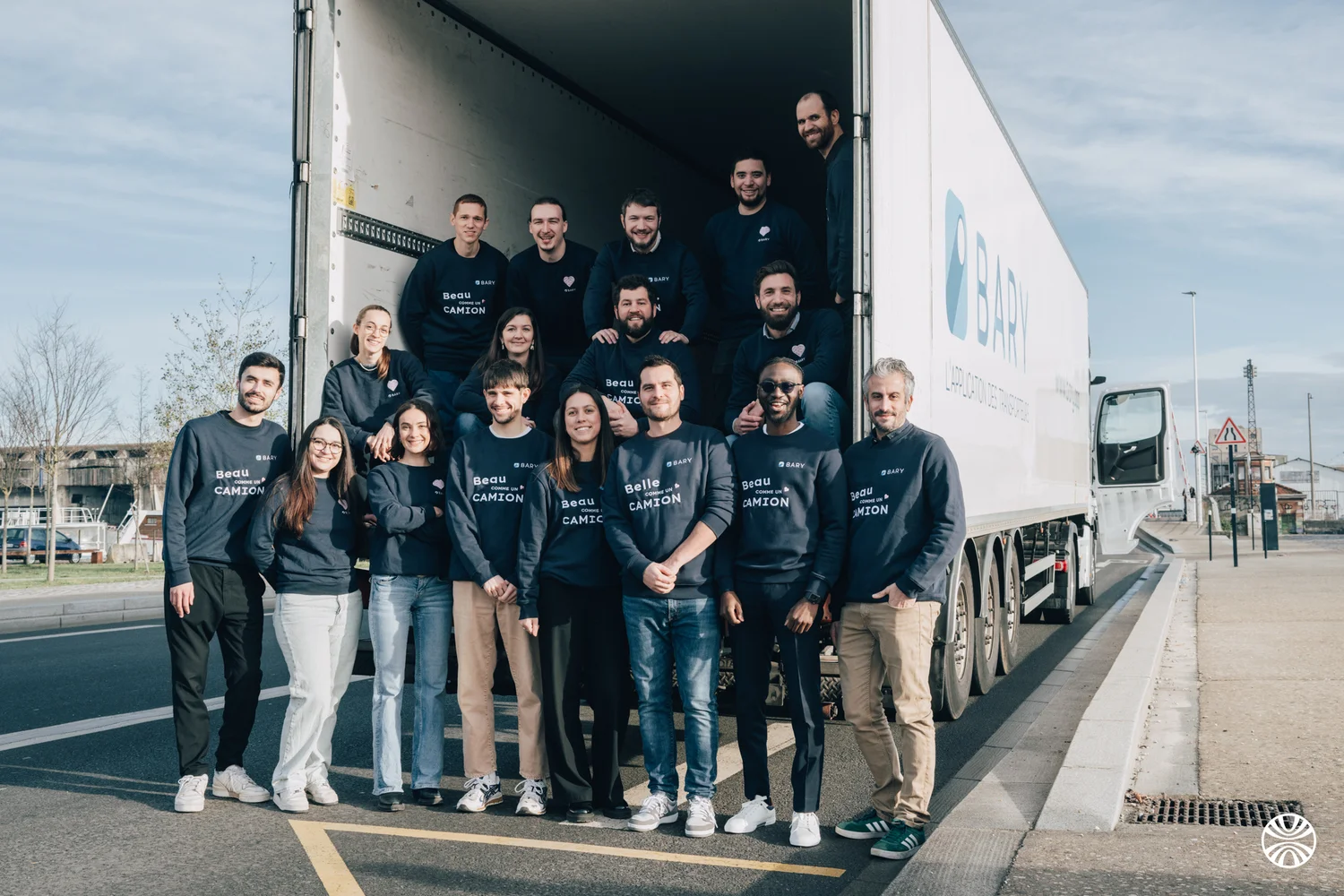 Equipe bary devant un camion